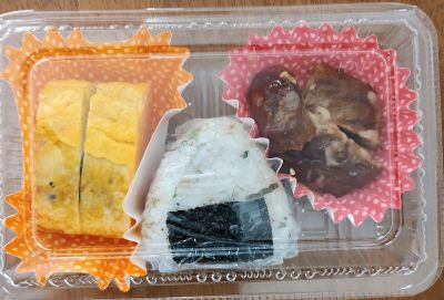 お弁当作ったから、どなたか一緒に食べませんか。